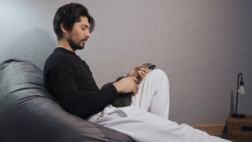 有关人, 四弦琴, 在家的免费素材视频