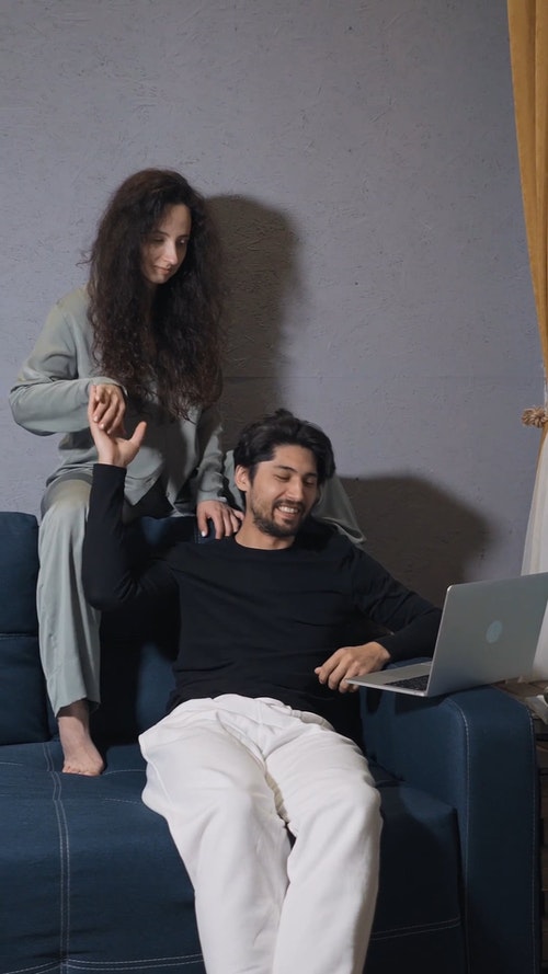 有关一对,人,在家的免费素材视频