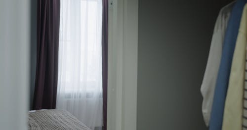 有关卧室室内, 发髻, 咖啡色头发的女人的免费素材视频