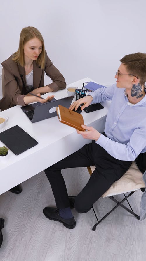 有关一次性杯子, 上班服, 人的免费素材视频