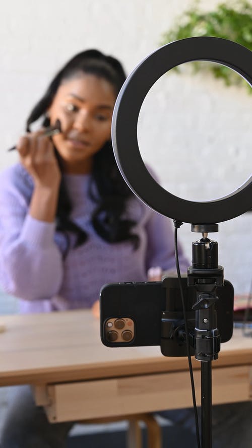 有关垂直视频, 女人, 手机的免费素材视频