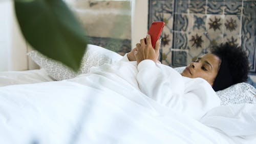 有关3C用品, 床, 放下的免费素材视频