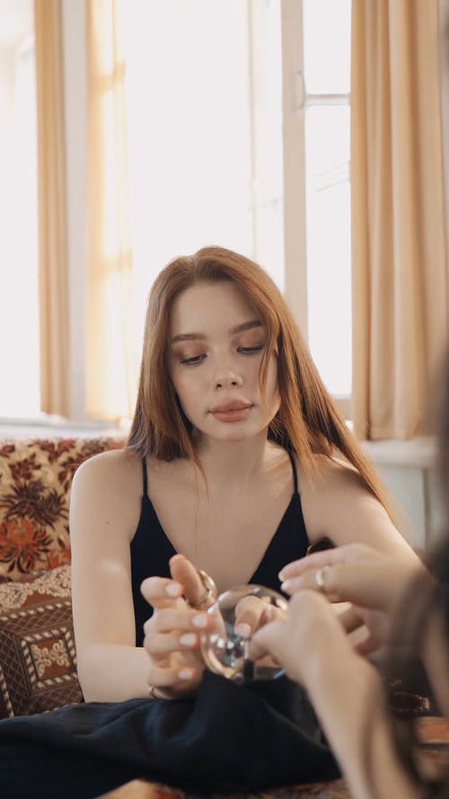 有关仪式, 坐, 垂直视频的免费素材视频