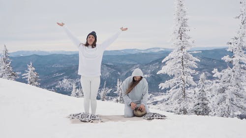 有关（顶部有小羊毛球的）羊毛帽子, 人, 冥想的免费素材视频