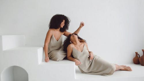 有关一起, 坐, 大笑的免费素材视频