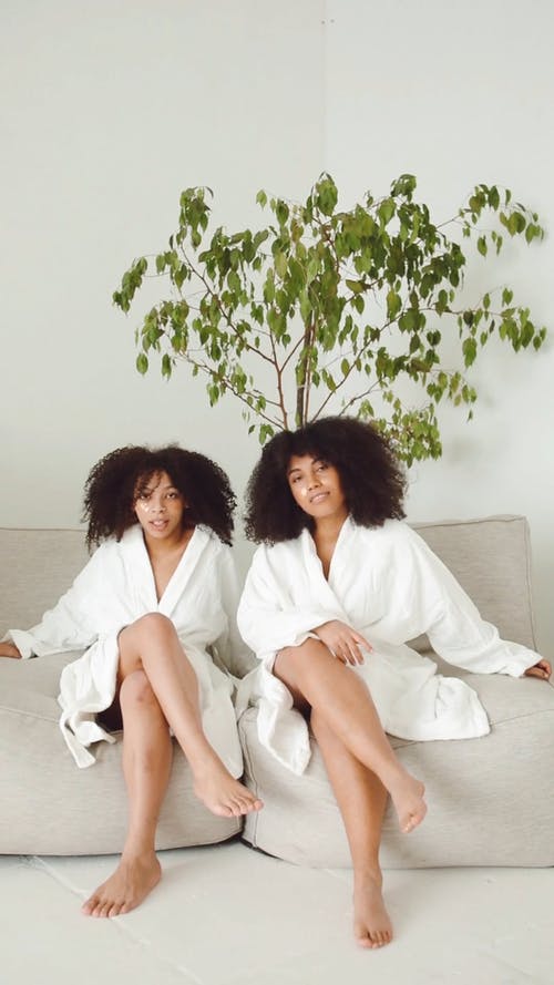 有关一起, 坐, 垂直视频的免费素材视频