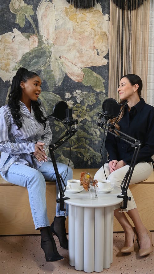 有关2, 坐, 垂直拍摄的免费素材视频