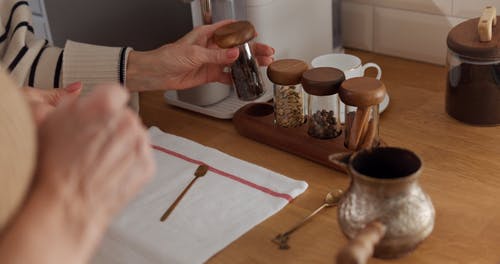 有关在家, 室内, 木桌的免费素材视频