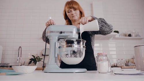 有关乳液, 低角度拍摄, 倾注的免费素材视频