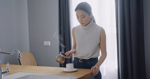 有关倾注, 喝, 在桌子上的免费素材视频