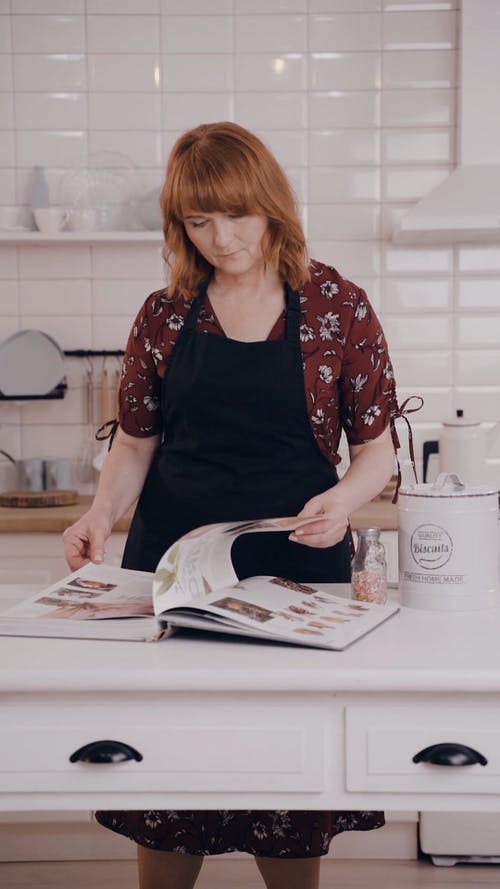 有关厨柜, 围裙, 垂直视频的免费素材视频