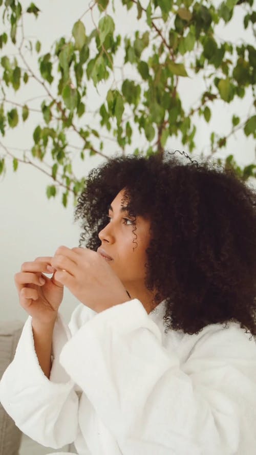 有关在眼罩下, 垂直视频, 女人的免费素材视频