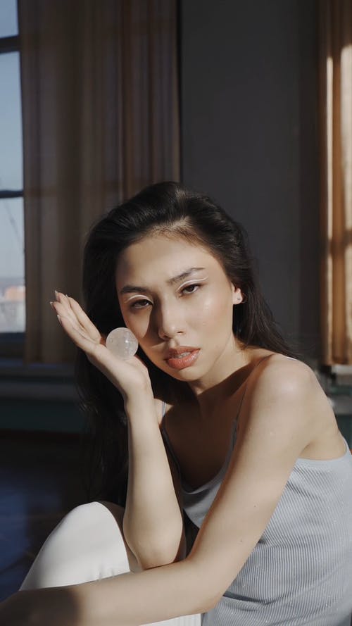 有关在家, 坐, 垂直视频的免费素材视频