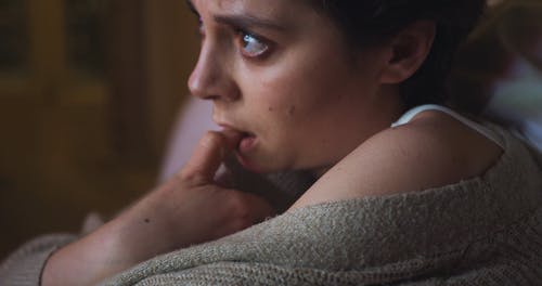 有关坐, 室内, 害怕的免费素材视频