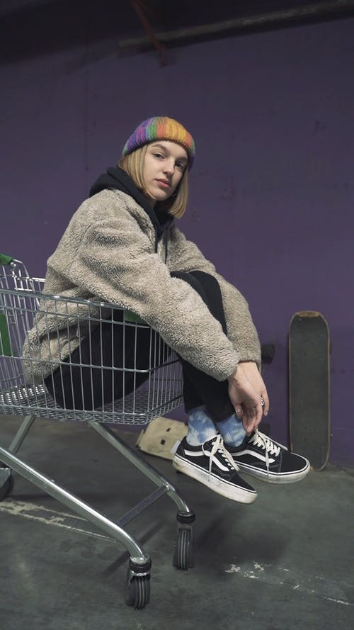 有关（顶部有小羊毛球的）羊毛帽子, gen z, 一代的免费素材视频