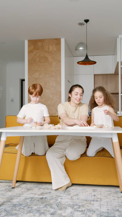 有关在家, 坐, 垂直视频的免费素材视频