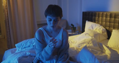 有关＃室内, 卧室室内, 女人的免费素材视频