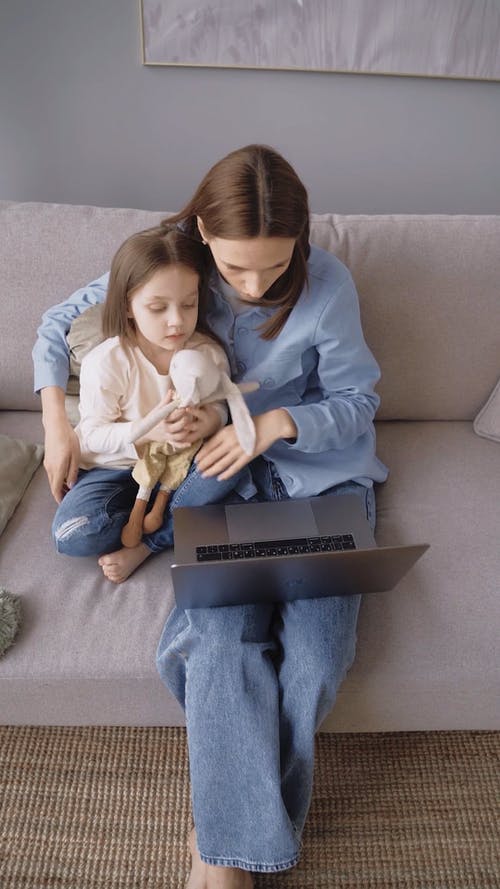 有关儿童, 坐, 垂直视频的免费素材视频