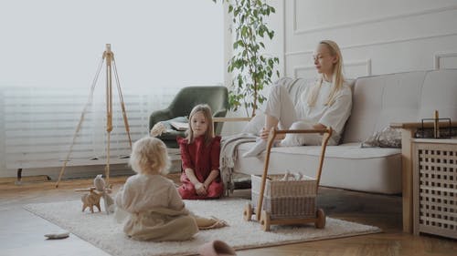 一个十几岁的女孩和她的姐妹们在家里玩耍 · 免费素材视频