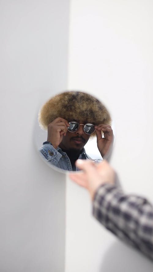 有关人, 反射, 垂直视频的免费素材视频