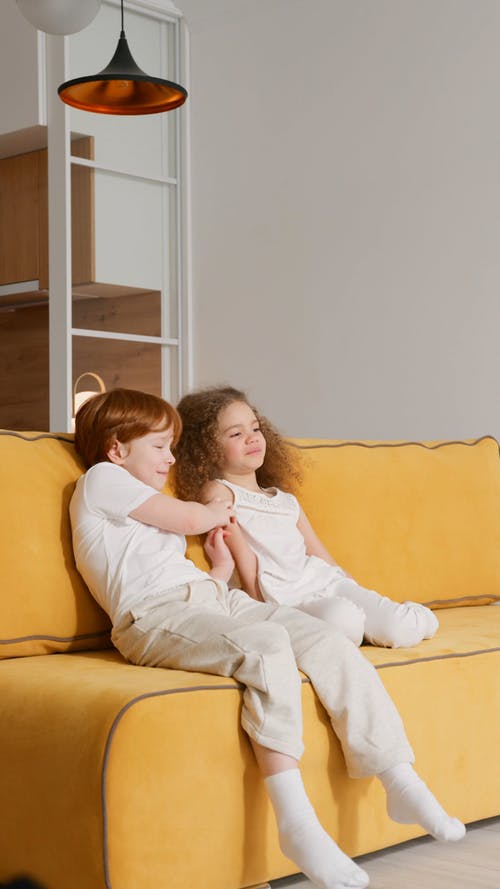 有关兄弟姐妹, 发痒, 在家的免费素材视频