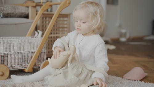 有关儿童, 可爱, 地毯的免费素材视频