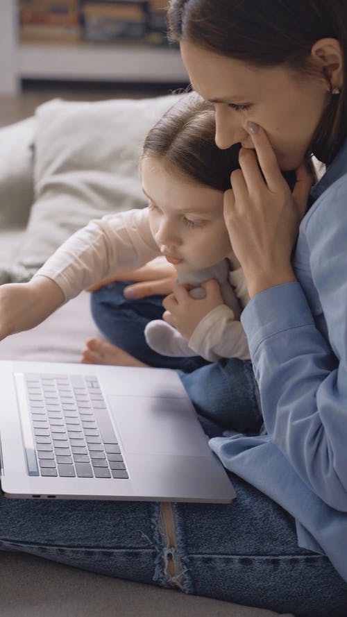 有关侧面图, 儿童, 坐的免费素材视频