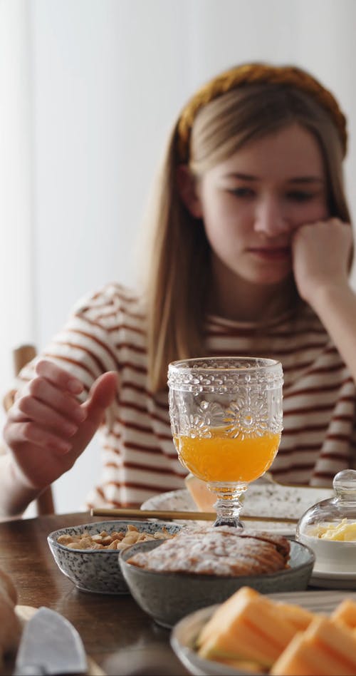 有关伤心, 哀思, 垂直视频的免费素材视频