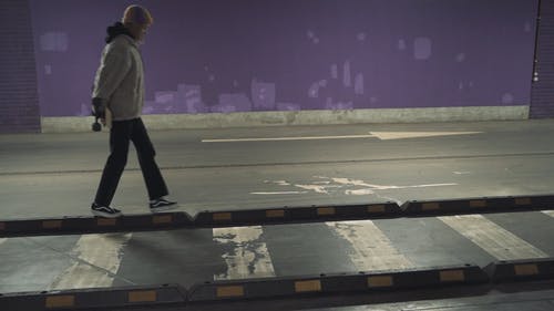 有关停车场, 侧面图, 女人的免费素材视频