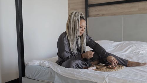 有关坐, 室内, 床的免费素材视频