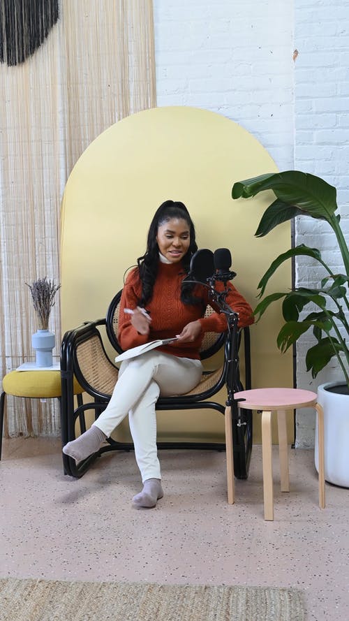 有关内容创作, 坐, 垂直视频的免费素材视频