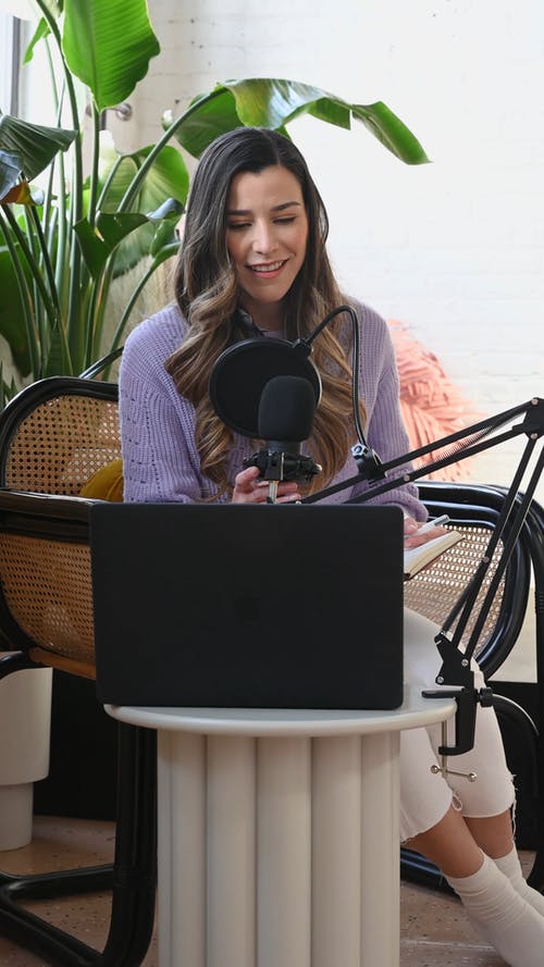 有关咖啡色头发的女人, 垂直视频, 女人的免费素材视频