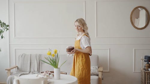 有关围裙, 复活节蛋糕, 女人的免费素材视频