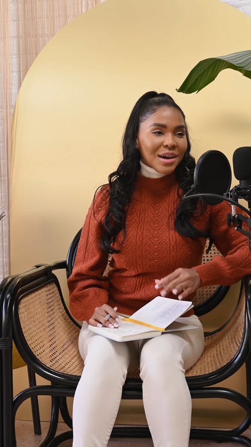 有关写下来, 坐, 垂直拍摄的免费素材视频