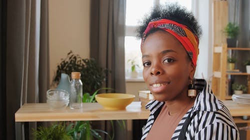 有关在家, 女人, 室内的免费素材视频