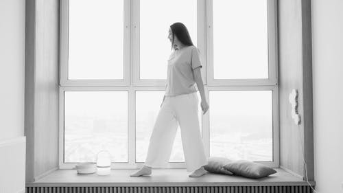 有关咖啡色头发的女人, 单色, 在家的免费素材视频