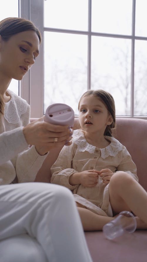 有关儿童, 坐, 垂直视频的免费素材视频