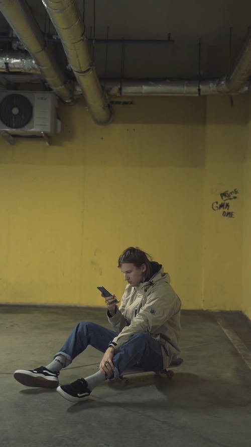 有关人, 坐, 垂直视频的免费素材视频