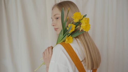 有关一串, 室内, 年轻女子的免费素材视频