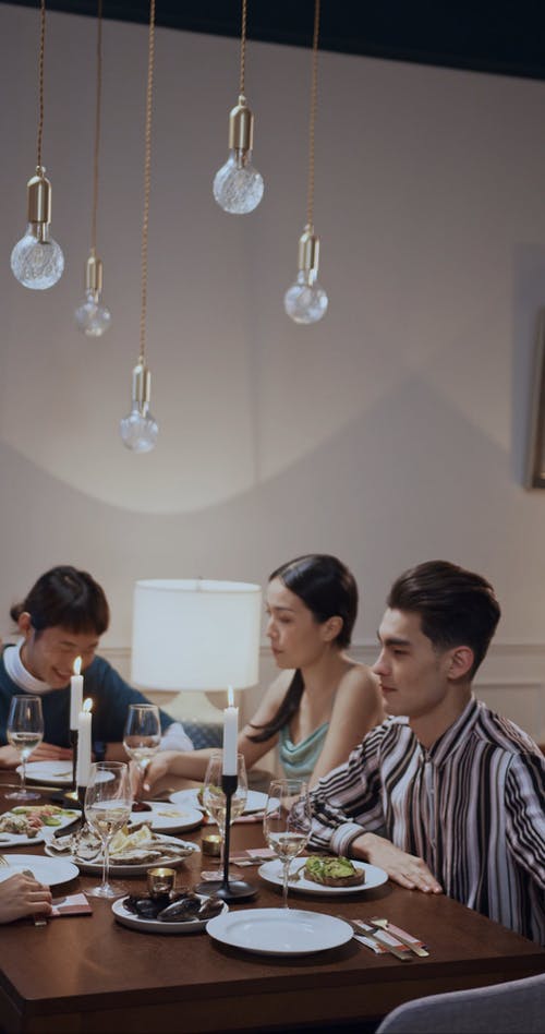 有关吃, 在家, 垂直视频的免费素材视频
