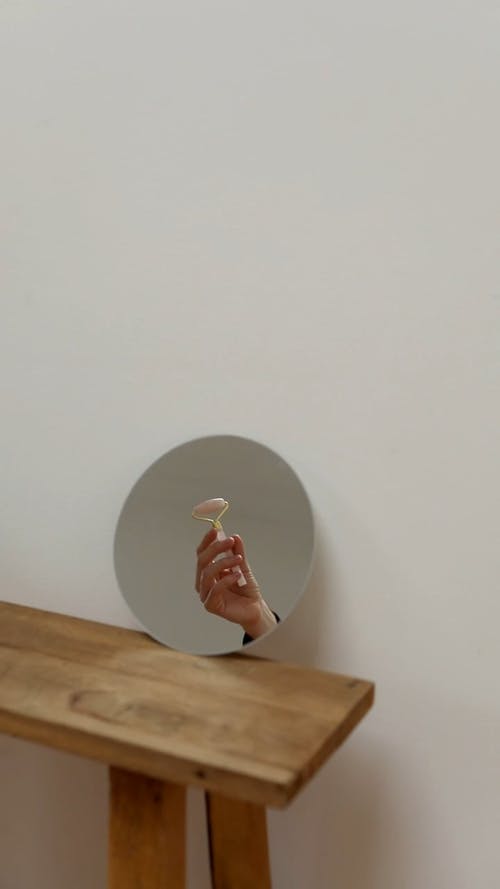 有关反射, 垂直视频, 手的免费素材视频