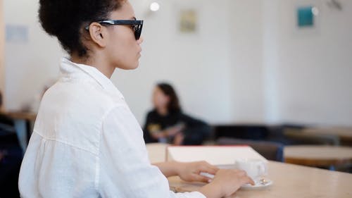 有关咖啡, 坐, 墨镜的免费素材视频