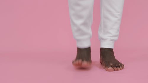 有关尺, 站立, 粉红色背景的免费素材视频