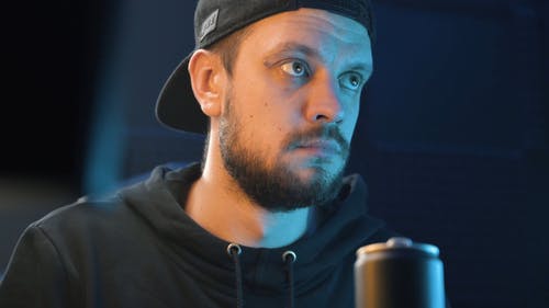 有关人, 严肃, 帽子的免费素材视频