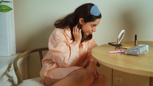 有关女人, 就寝时间, 手机的免费素材视频