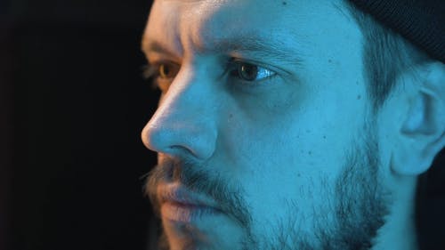 有关人, 咬嘴唇, 彩灯的免费素材视频