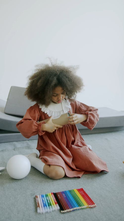 有关儿童, 地板, 坐的免费素材视频