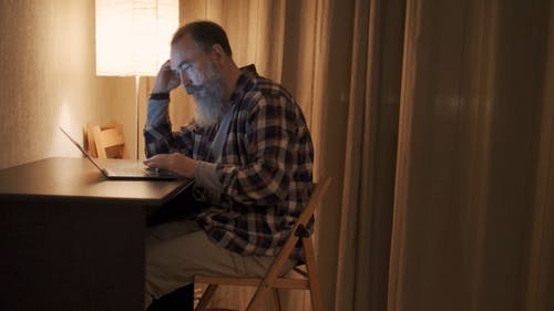 有关人, 坐, 打字的免费素材视频