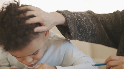 有关上色, 儿童, 多色的的免费素材视频