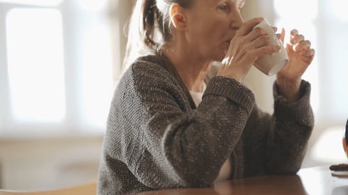 有关侧面图, 坐, 女人的免费素材视频